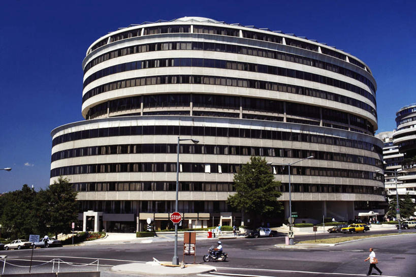 西方人,两个人,高楼大厦,走,横图,室外,白天,仰视,旅游,度假,窗户,标志建筑,大厦,道路,地标,建筑,路,路灯,摩天大楼,公路,自行车,汽车,照明,欧洲,美国,欧洲人,一排,许多,行人,阴影,服装,整齐,光线,影子,灯光,交通,首都,注视,休闲装,娱乐,建设,路人,玻璃窗,车,灯,排列,骑,衣服,蓝色,蓝天,天空,阳光,交通工具,轿车,天,观察,看,骑车,享受,休闲,休闲服,旅游胜地,放松,服饰,晴朗,观看,照亮,察看,北美,北美洲,照明设备,队列,关注,载具,美洲,华盛顿特区,万里无云,首府,华盛顿哥伦比亚特区,华府,北亚美利加洲,亚美利加洲,哥伦比亚特区,过客,水门大厦,水门综合大厦,男人,男性,年轻男性,白种人,晴空,晴空万里,马路,步行,散步,走路,彩图,低角度拍摄,全身,大楼,高层建筑,高楼,摩天楼