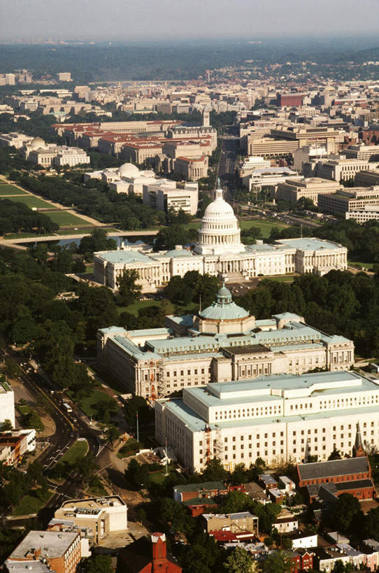 无人,图书馆,家,高楼大厦,竖图,俯视,航拍,室外,白天,度假,草地,草坪,美景,植物,城市风光,标志建筑,城市,大厦,道路,地标,建筑,路,摩天大楼,公路,汽车,美国,许多,阴影,壮观,光线,影子,房屋,屋顶,屋子,地平线,景观,建筑群,辽阔,地面,交通,首都,顶棚,娱乐,建设,楼房,国会大厦,住宅,车,草,树,树木,排列,蓝色,绿色,蓝天,天空,阳光,自然,交通工具,轿车,天,享受,休闲,广阔,景色,放松,生长,晴朗,成长,一望无际,北美,北美洲,壮丽,鸟瞰,载具,延伸,美洲,华盛顿特区,国会大楼,万里无云,华盛顿哥伦比亚特区,华府,华盛顿国会大厦,国会图书馆,美国国会图书馆,天地相交,议会大厦,议会大楼,首都大厦,州议会大厦,州政府,州会议厅,北亚美利加洲,亚美利加洲,摆列,国家图书馆,杰斐逊大厦,麦迪逊大厦,亚当斯大厦,无边无际,一马平川,晴空,晴空万里,马路,彩图,高角度拍摄,房子,大楼,高层建筑,高楼,摩天楼,布列,分列