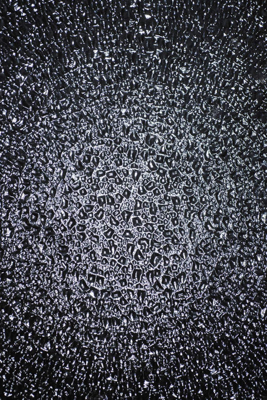 无人,竖图,室内,特写,白天,正面,神秘,阴影,反射,纹路,纹理,影子,黑色,严肃,庄重,含蓄,肌理,沉静,中间色,彩图