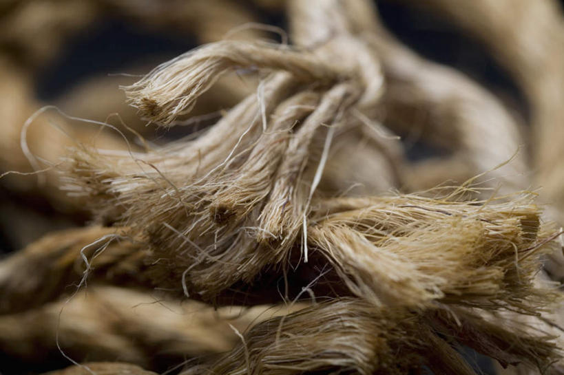 无人,横图,室内,特写,白天,正面,静物,阴影,朦胧,模糊,反射,影子,破坏,破损,绳子,绳索,损坏,彩图