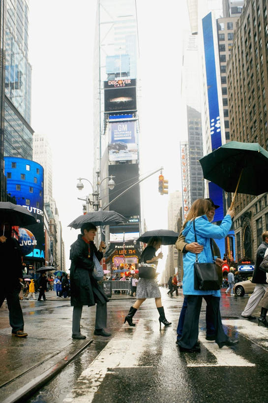 西方人,高楼大厦,商店,站,走,竖图,室外,白天,仰视,购物,度假,安全,消费,显示器,美景,城市风光,超市,城市,大厦,道路,建筑,路,摩天大楼,人行横道,商场,公路,汽车,欧洲,纽约,美国,欧洲人,行人,游客,游人,撑,服装,包,皮包,屏幕,伞,雨伞,遮阳伞,景观,红绿灯,人行道,信号灯,交通,许多人,注视,休闲装,娱乐,显示屏,阳伞,路人,旅客,车,衣服,交通工具,轿车,观察,看,站着,一群人,享受,休闲,休闲服,景色,放松,警示,金融,百货,服饰,潮湿,观看,单肩包,察看,北美,撑着,太阳伞,北美洲,关注,提示,载具,人行横道线,美洲,流通,选购,贸易,百货公司,输出设备,交通信号灯,纽约州,帝国之州,帝国州,行人信号灯,北亚美利加洲,亚美利加洲,血拼,湿润,过客,男人,男性,女人,女性,中年男性,中年女性,白种人,斑马线,马路,步行,散步,站立,走路,半身,彩图,低角度拍摄,大楼,高层建筑,高楼,购物商场,购物中心,摩天楼,商业中心