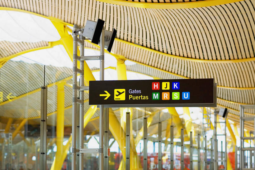 无人,机场,栏杆,横图,室内,白天,仰视,度假,美景,天花板,城市风光,城市,飞机场,西班牙,欧洲,景观,围栏,首都,方向,娱乐,护栏,箭头,享受,休闲,马德里,景色,放松,指向,南欧,西班牙王国,簇,马德里自治区,航空站,空港,彩图,低角度拍摄