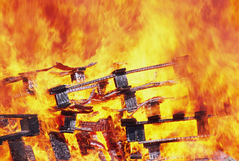 无人,横图,室外,特写,夜晚,正面,热情,零件,火,废弃,火焰,燃烧,点火,销毁,焚烧,烧毁,危险,彩图