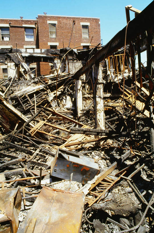 无人,家,竖图,室外,白天,仰视,窗户,城市,美国,阴影,光线,影子,房屋,屋子,公寓,破坏,洋房,楼房,破损,玻璃窗,住宅,蓝色,蓝天,天空,阳光,天,晴朗,损坏,北美,北美洲,加利福尼亚,灾难,美洲,加州,洛杉矶,加利福尼亚州,万里无云,金州,黄金州,北亚美利加洲,亚美利加洲,劫难,磨难,灾祸,倒塌,倾圮,坍毁,天使之城,晴空,晴空万里,彩图,低角度拍摄,房子,灾害