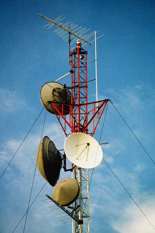 无人,栏杆,竖图,室外,白天,仰视,天线,卫星,阴影,电力,光线,电线,线,影子,云,云朵,围栏,电能,线路,云彩,护栏,蓝色,白云,蓝天,天空,阳光,天,晴朗,电,电源,电源线,信号,无线电,能量,卫星天线,卫星通信,卫星信号,晴空,彩图,低角度拍摄