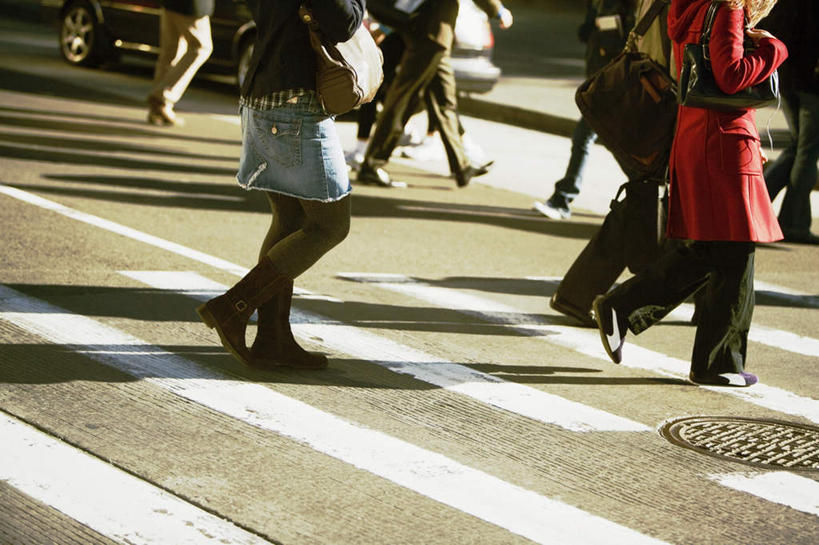 西方人,走,横图,室外,白天,侧面,道路,路,人行横道,公路,汽车,欧洲,欧洲人,行人,游客,游人,阴影,服装,光线,包,皮包,影子,人行道,交通,许多人,休闲装,路人,旅客,车,衣服,阳光,交通工具,轿车,一群人,休闲,休闲服,服饰,单肩包,载具,人行横道线,阴沟,过客,男人,男性,女人,女性,中年男性,中年女性,白种人,斑马线,马路,步行,散步,走路,半身,彩图,暗沟