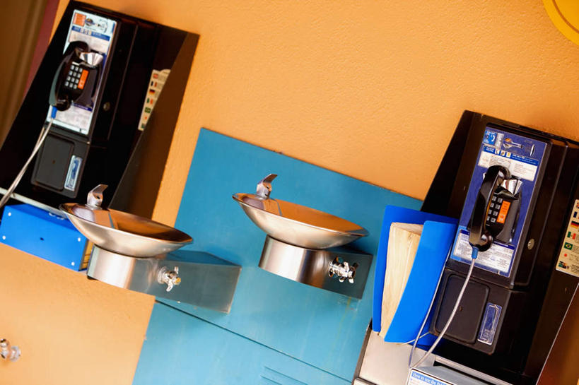 无人,打电话,横图,室外,白天,正面,电话,阴影,光线,水槽,水龙头,影子,墙,通讯设备,水斗,开关,墙壁,墙面,阳光,话筒,打开,电话线,便捷,服务,公用电话,阀门,公共设施,固定电话,开启,水咀,交流,电话机,沟通,通话,彩图