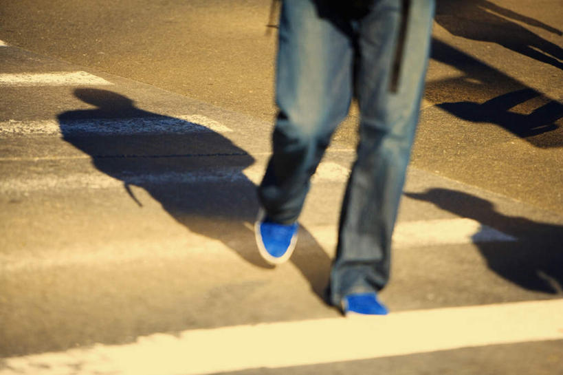 西方人,一个人,走,横图,俯视,室外,白天,人行横道,鞋子,欧洲,欧洲人,仅一个男性,仅一个人,仅一个中年男性,阴影,裤子,朦胧,模糊,光线,影子,人行道,牛仔裤,阳光,休闲鞋,人行横道线,男人,男性,中年男性,白种人,斑马线,步行,散步,走路,半身,彩图,高角度拍摄