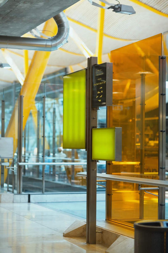 无人,机场,栏杆,竖图,室内,白天,正面,显示器,天花板,飞机场,阴影,装饰,反射,屏幕,影子,围栏,显示屏,护栏,观察,华丽,修饰,点缀,察看,调查,监视器,监控,输出设备,考察,监控设备,衬托,美观,雅致,雅观,观测,视察,监控设置,监控装备,航空站,空港,彩图