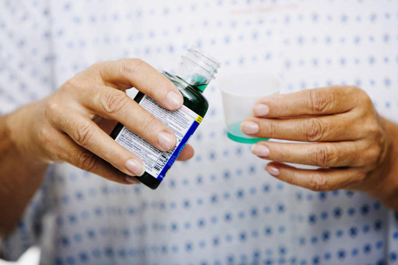 西方人,手,一个人,站,横图,室内,特写,白天,正面,安全,欧洲,欧洲人,双手,仅一个女性,仅一个人,握,服装,朦胧,模糊,药剂,防护,拿,拿着,玻璃制品,酒瓶,一个,衣服,玻璃瓶,瓶子,药品,站着,手部,治疗,握着,服饰,仅一个老年女性,单个,保护,药物,医疗,衣着,穿着,保险,预防,病号服,衣饰,平安,老年女性,女人,女性,白种人,站立,半身,彩图,病患服,咳嗽糖浆,咳嗽药