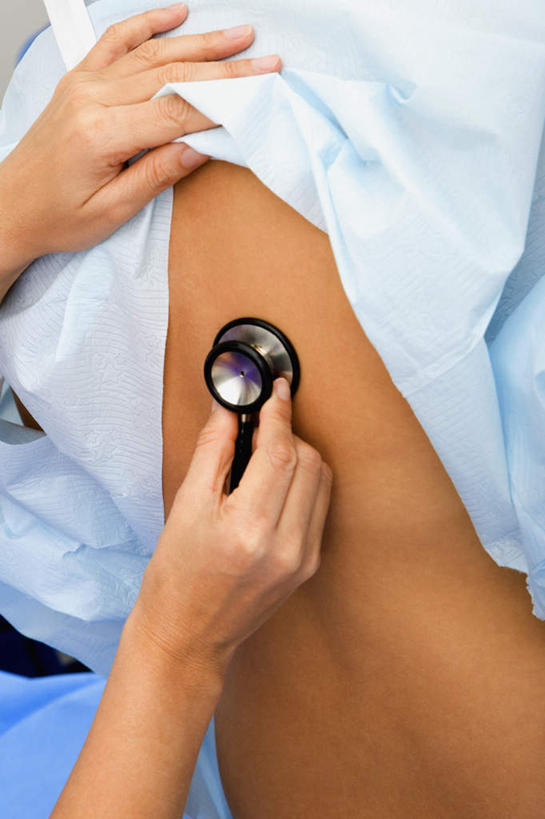 西方人,手,两个人,医生,病人,医院,竖图,室内,特写,白天,欧洲,欧洲人,双手,握,服装,拿,拿着,一个,背面,衣服,听诊器,医护人员,医疗人员,手部,握着,服饰,单个,后背,医疗设备,衣着,穿着,病患,医疗器械,医疗工具,医疗机构,病号服,衣饰,检测工具,男人,男性,女人,女性,中年男性,中年女性,白种人,大夫,患者,就医者,半身,彩图,病院,诊所,病患服