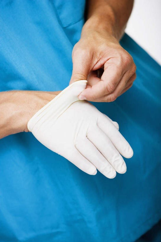 西方人,手,一个人,医生,医院,竖图,俯视,室内,特写,白天,工作服,制服,欧洲,欧洲人,双手,仅一个男性,仅一个人,仅一个中年男性,握,服装,拿,拿着,衣服,蓝色,手套,医护人员,医疗人员,手部,橡胶,握着,服饰,衣着,穿着,防护服,橡胶手套,隔离服,橡胶制品,无菌服,医疗机构,医用手套,工作制服,衣饰,男人,男性,中年男性,白种人,大夫,半身,彩图,高角度拍摄,工作套服,病院,诊所,防静电工装,隔工作服,洁净工装,洁净工作服,净化服,无尘工作服,无尘衣