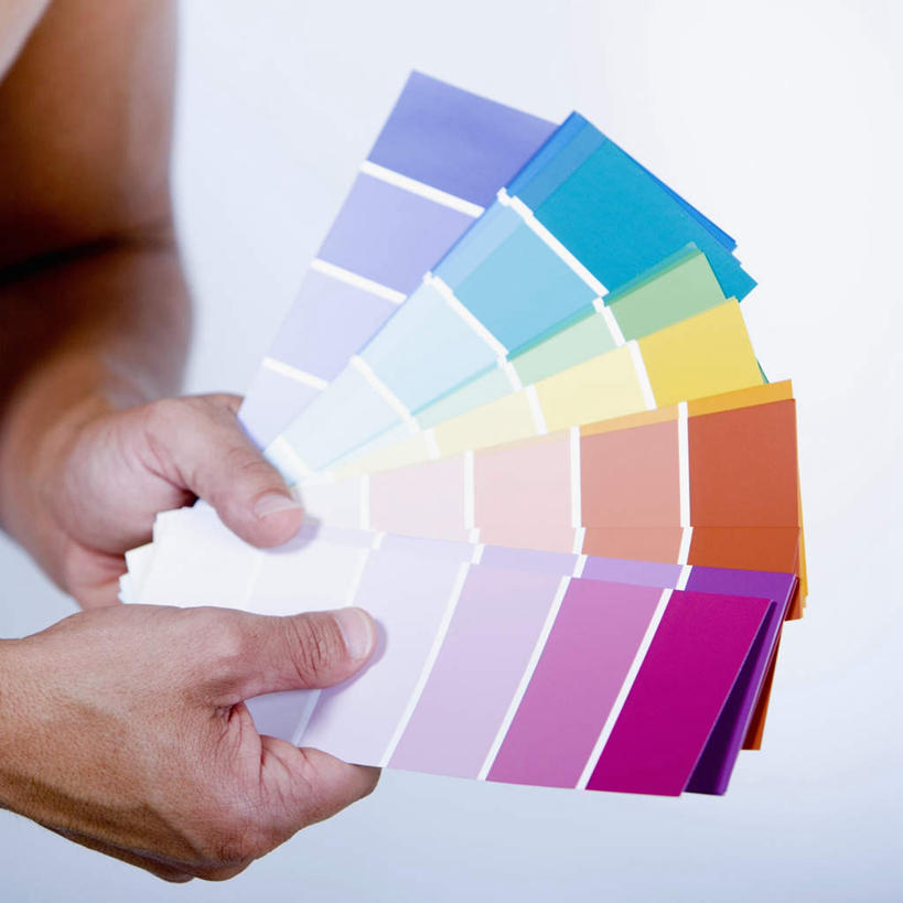 西方人,手,一个人,方图,俯视,室内,特写,白天,白色背景,欧洲,欧洲人,双手,仅一个男性,仅一个人,仅一个中年男性,一排,许多,握,整齐,很多,系统,拿,拿着,排列,手部,比较,色彩,颜色,握着,摄影,影棚,对比,色阶卡,色卡,颜色卡,色板,队列,选择,标准,比色卡,色标卡,男人,男性,中年男性,白种人,半身,彩图,高角度拍摄,影棚拍摄,拍摄