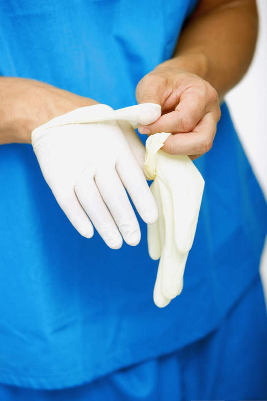 西方人,手,一个人,医生,医院,站,竖图,室内,特写,白天,正面,工作服,制服,欧洲,欧洲人,双手,仅一个男性,仅一个人,仅一个中年男性,握,服装,拿,拿着,衣服,蓝色,手套,站着,医护人员,医疗人员,手部,橡胶,握着,服饰,衣着,穿着,防护服,橡胶手套,隔离服,橡胶制品,无菌服,医疗机构,医用手套,工作制服,衣饰,男人,男性,中年男性,白种人,大夫,站立,半身,彩图,工作套服,病院,诊所,防静电工装,隔工作服,洁净工装,洁净工作服,净化服,无尘工作服,无尘衣