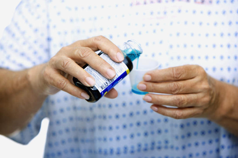 西方人,手,一个人,病人,站,横图,室内,特写,白天,正面,安全,杯子,欧洲,欧洲人,双手,仅一个女性,仅一个人,握,服装,朦胧,模糊,罐子,药剂,塑料,防护,拿,拿着,玻璃制品,两个,衣服,玻璃瓶,瓶子,塑料制品,药品,站着,手部,治疗,握着,服饰,仅一个老年女性,塑料杯,保护,药物,医疗,衣着,穿着,病患,保险,预防,病号服,衣饰,平安,老年女性,女人,女性,白种人,患者,就医者,站立,半身,彩图,病患服,咳嗽糖浆,咳嗽药