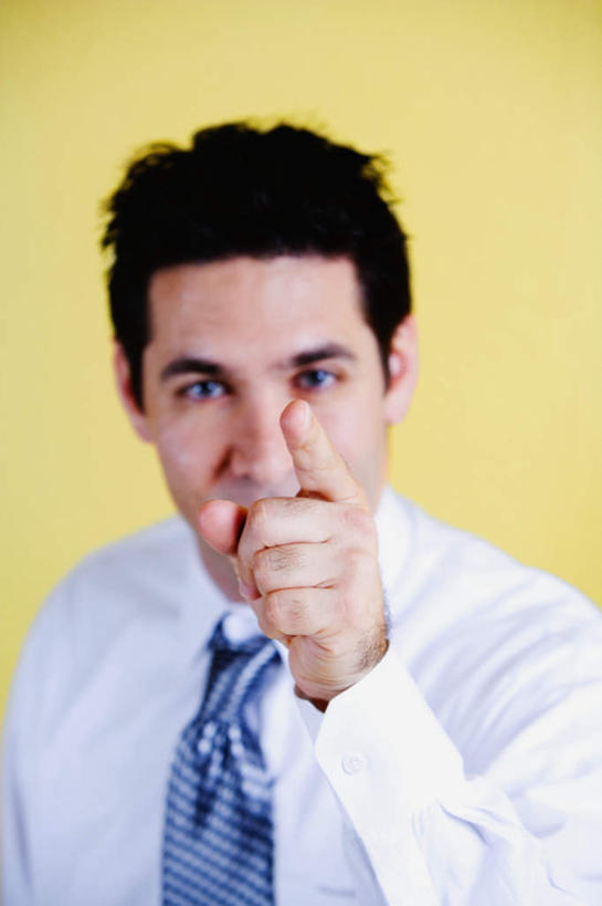 西方人,脸,头,脸颊,手,一个人,商务人士,商务男性,站,竖图,室内,特写,白天,正面,衬衫,欧洲,欧洲人,仅一个男性,仅一个人,仅一个中年男性,指,黄色背景,套装,领带,注视,方向,肩膀,观察,看,手势,站着,手部,摄影,影棚,观看,单手,察看,指向,象征,庄重,食指,关注,商务装,身份,工薪阶层,正式,地位,谴责,男人,男性,中年男性,白种人,头部,脸部,脸蛋,面部,白领,上班族,站立,半身,彩图,影棚拍摄,衬衣,拍摄