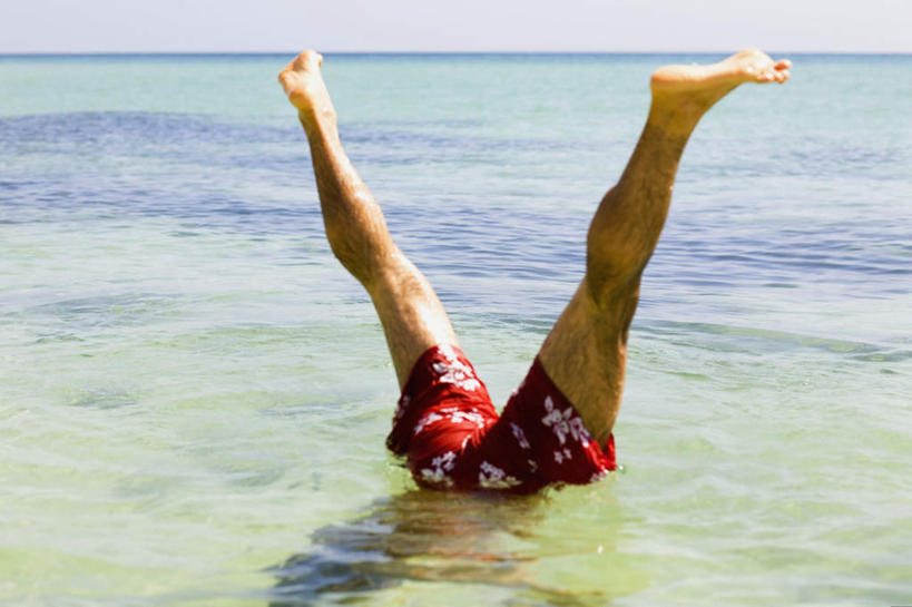 西方人,一个人,横图,室外,白天,海浪,海洋,欧洲,欧洲人,仅一个男性,仅一个人,倒立,阴影,短裤,裤子,光线,影子,浪花,水平线,辽阔,海平线,光脚,仅一个年轻男性,背面,蓝色,蓝天,天空,阳光,海水,天,广阔,赤脚,沙滩裤,晴朗,张开双腿,一望无际,海景,万里无云,无边无际,一马平川,展开双腿,男人,男性,年轻男性,白种人,大海,风浪,海,海水的波动,近岸浪,涌浪,晴空,晴空万里,半身,彩图,水天相接,水天一线,伸展双腿