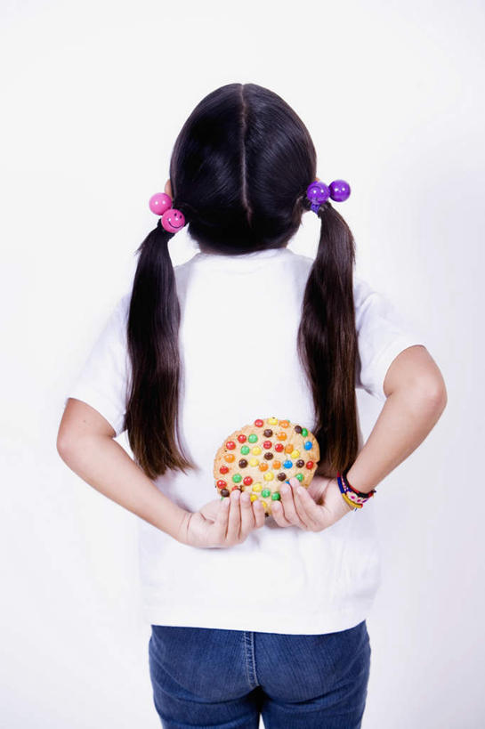 西方人,儿童,一个人,站,竖图,室内,白天,白色背景,纯洁,欧洲,欧洲人,仅一个女性,仅一个人,握,服装,裤子,装饰,头饰,拿,拿着,牛仔裤,休闲装,小孩,背面,衣服,发饰,饰品,站着,仅一个小孩,休闲,休闲服,可爱,童年,童趣,握着,摄影,服饰,影棚,华丽,修饰,点缀,头绳,童真,烂漫,无邪,背手,配饰,衬托,美观,雅致,雅观,天真,女孩,女人,女性,白种人,孩子,站立,半身,彩图,影棚拍摄,拍摄,发绳,女生