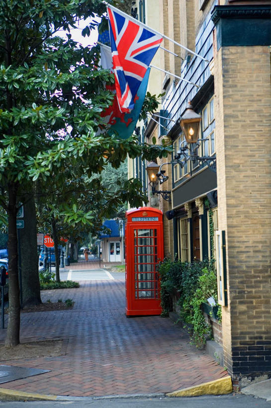 无人,家,打电话,竖图,室外,白天,正面,度假,美景,植物,窗户,城市风光,城市,道路,路,电话,旗帜,国旗,房屋,墙,屋子,景观,公寓,小路,交通,娱乐,通讯设备,洋房,楼房,玻璃窗,墙壁,墙面,住宅,树,树木,绿色,自然,话筒,享受,休闲,电话线,景色,便捷,放松,服务,生长,成长,公用电话,公共设施,固定电话,交流,电话机,旗,沟通,通话,彩图,房子