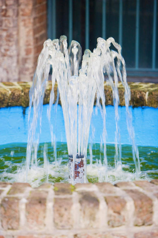 无人,家,竖图,室外,白天,正面,度假,美景,水,别墅,窗户,城市风光,城市,喷泉,美国,飞溅,溅,液体,房屋,墙,屋子,景观,水滴,公寓,文化,娱乐,洋房,楼房,玻璃窗,墙壁,墙面,住宅,水珠,品味,享受,休闲,景色,放松,北美,北美洲,喷洒,美洲,水景,佐治亚州,萨凡纳,佐治亚,乔治亚州,南方帝国州,北亚美利加洲,亚美利加洲,美观,萨瓦纳,萨王纳,设计,彩图,房子