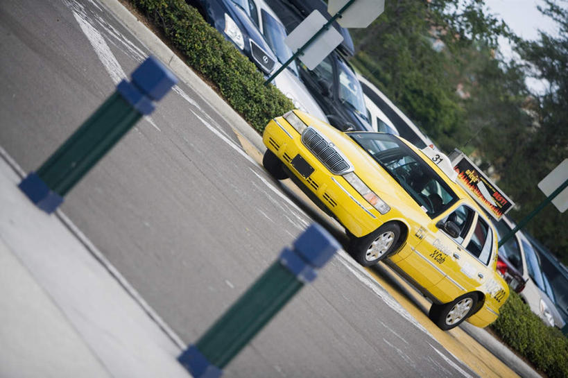 无人,横图,室外,白天,正面,度假,美景,树林,植物,城市风光,城市,道路,路,公路,出租车,汽车,美国,一辆,景观,分界线,停车线,交通,娱乐,车,树,树木,黄色,绿色,自然,交通工具,轿车,享受,休闲,景色,放松,生长,成长,车行道,车行道分界线,北美,北美洲,载具,的士,标线,美洲,计程车,车行线,佐治亚州,萨凡纳,佐治亚,乔治亚州,南方帝国州,北亚美利加洲,亚美利加洲,萨瓦纳,萨王纳,马路,彩图