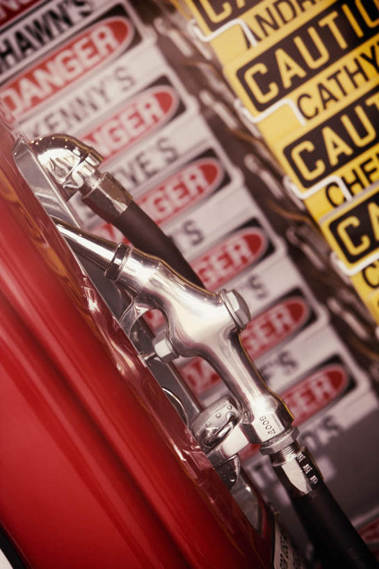 无人,竖图,室外,特写,白天,正面,静物,朦胧,模糊,英文,标志,数字,文字,字符,字母,标识,阿拉伯数字,加油站,能源,英文字母,燃料,资源,能量,汽油,加油枪,计量加油枪,输油枪,油枪,燃油,彩图,补充站,公共加油站,汽车加油站