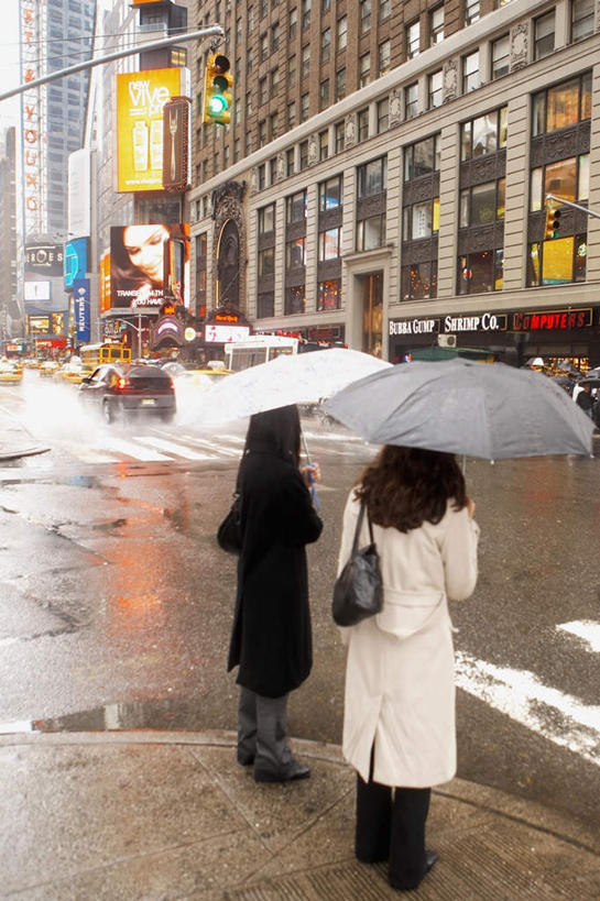 西方人,两个人,家,商店,站,竖图,室外,白天,购物,度假,安全,消费,美景,雨,暴雨,大雨,城市风光,超市,城市,道路,路,人行横道,商场,公路,欧洲,纽约,美国,欧洲人,握,服装,包,皮包,伞,雨伞,遮阳伞,房屋,屋子,景观,公寓,红绿灯,人行道,信号灯,交通,拿,拿着,休闲装,娱乐,阳伞,洋房,楼房,住宅,背面,衣服,绿色,站着,享受,休闲,休闲服,景色,放松,警示,握着,金融,百货,服饰,细雨,单肩包,北美,太阳伞,北美洲,提示,人行横道线,美洲,流通,选购,贸易,百货公司,交通信号灯,纽约州,帝国之州,帝国州,行人信号灯,北亚美利加洲,亚美利加洲,血拼,女人,女性,中年女性,白种人,小雨,斑马线,马路,站立,彩图,全身,房子,购物商场,购物中心,商业中心