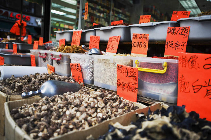 无人,商店,横图,室内,白天,正面,购物,消费,超市,商场,蔬菜,项链,一堆,堆叠,堆积,新鲜,标签,标志,数字,文字,字符,食品,标识,装饰品,食物,饰品,首饰,价格,金融,百货,阿拉伯数字,有机食品,绿色食品,堆,选购,贸易,百货公司,价钱,血拼,代价,彩图,购物商场,购物中心,商业中心