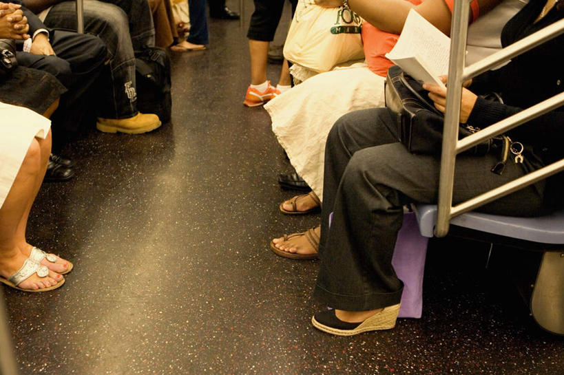 西方人,腿部,腿,栏杆,坐,横图,俯视,室内,白天,地铁,书籍,椅子,欧洲,欧洲人,一排,乘客,握,服装,整齐,塑料,围栏,轨道交通,许多人,拿,拿着,休闲装,护栏,排列,衣服,塑料制品,一群人,休闲,休闲服,握着,服饰,队列,搭客,男人,男性,女人,女性,中年男性,中年女性,白种人,书,图书,坐着,半身,彩图,高角度拍摄,地铁机动车,地下铁,轻轨