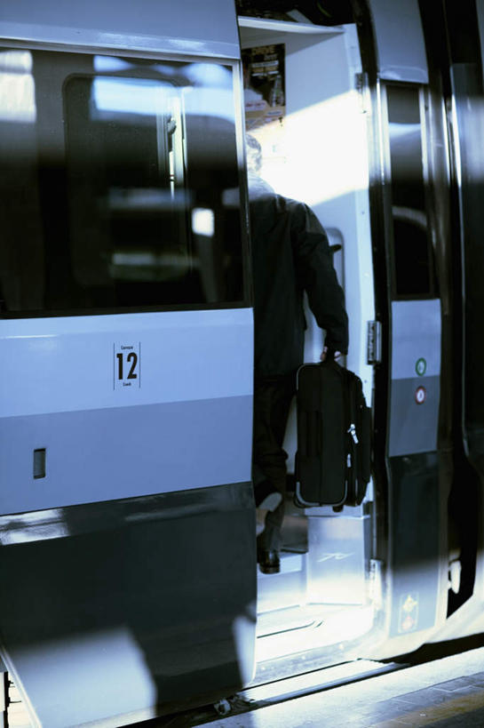 西方人,一个人,走,竖图,室外,白天,火车,车站,欧洲,欧洲人,仅一个男性,仅一个人,乘客,握,服装,朦胧,模糊,拉杆箱,旅行箱,站台,拿,拿着,月台,车,仅一个年轻男性,背面,衣服,行李箱,箱子,交通工具,握着,服饰,出差,衣着,穿着,载具,衣饰,搭客,男人,男性,年轻男性,白种人,步行,散步,走路,彩图,全身,旅行