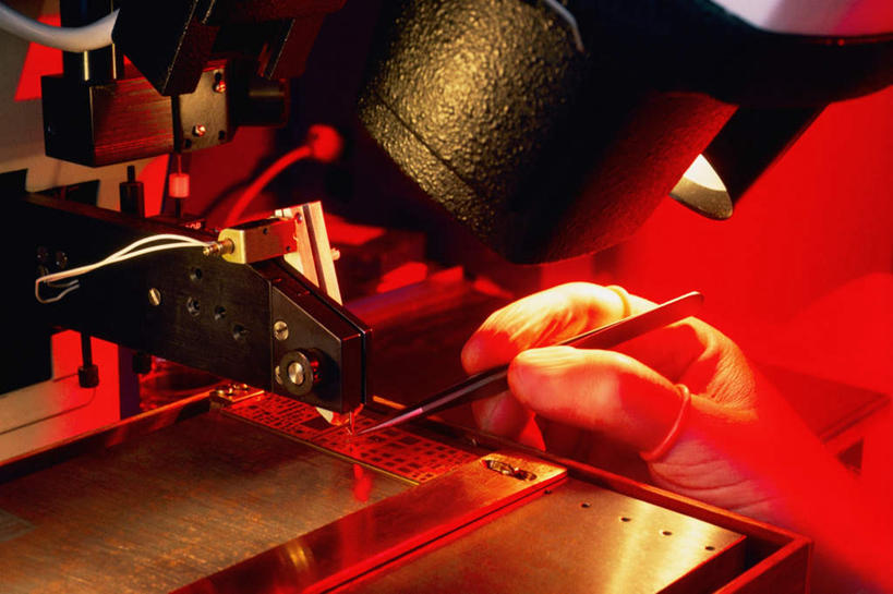 西方人,手,一个人,横图,室内,特写,白天,正面,欧洲,欧洲人,仅一个男性,仅一个人,仅一个中年男性,连接,握,阴影,组合,朦胧,模糊,光线,电路板,工具,影子,灯光,拿,拿着,手部,握着,单手,链接,线路板,固定,五金,印刷电路板,紧固,拼接,拼凑,拼合,凑集,聚合,撮合,链结,牢固,夹持,夹钳,PCB板铝基板,PCB电路板,超薄电路板,超薄线路板,高频板,男人,男性,中年男性,白种人,半身,彩图