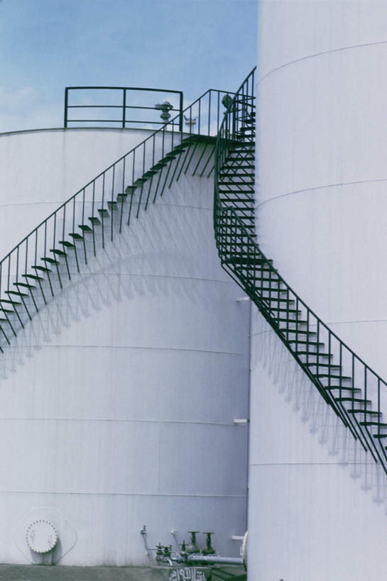无人,栏杆,竖图,室外,白天,正面,楼梯,阴影,光线,扶手,影子,阶梯,墙,护栏,墙壁,墙面,台阶,蓝色,蓝天,天空,阳光,容器,天,油罐,储油罐,晴朗,储藏,储存,万里无云,存油罐,贮油罐,晴空,晴空万里,彩图,贮存