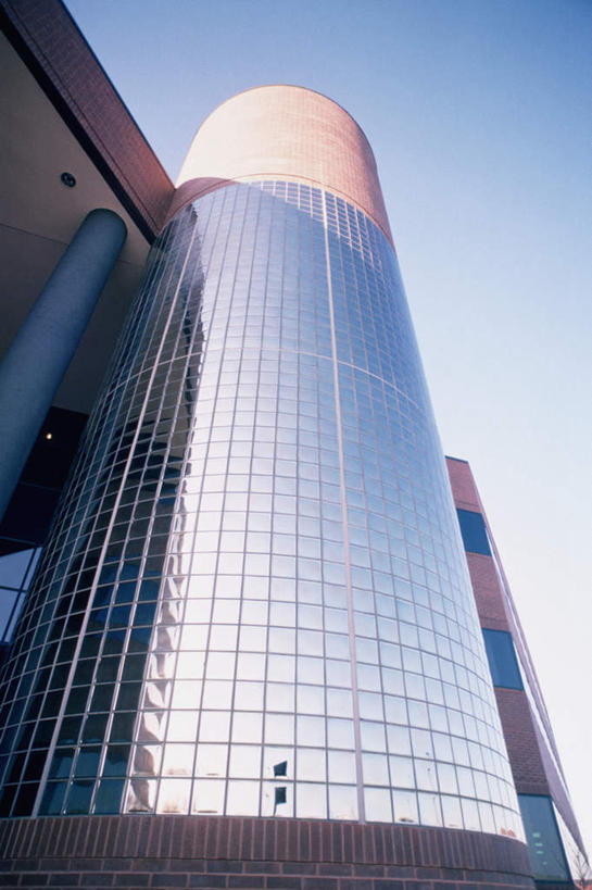 无人,高楼大厦,竖图,室外,白天,仰视,度假,办公楼,美景,窗户,城市风光,城市,大厦,建筑,摩天大楼,写字楼,美国,阴影,光线,影子,墙,景观,娱乐,玻璃窗,墙壁,墙面,蓝色,蓝天,天空,阳光,楼宇,天,享受,休闲,商务楼,景色,放松,晴朗,北美,北美洲,美洲,万里无云,弗吉尼亚,弗吉尼亚州,北亚美利加洲,亚美利加洲,维吉尼亚,老自治领州,晴空,晴空万里,彩图,低角度拍摄,大楼,高层建筑,高楼,摩天楼