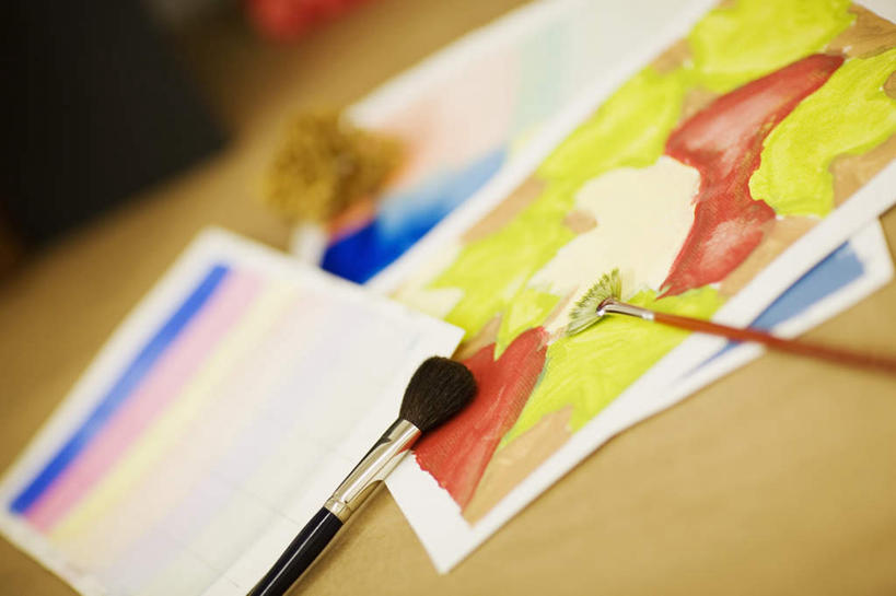 无人,横图,俯视,室内,特写,白天,绘画,桌面,桌子,静物,阴影,朦胧,模糊,艺术,反射,木制,笔,影子,纸,办公用品,纸张,古典,文化,文具,画笔,木制品,学习用品,工艺品,品味,文具用品,美术,高雅,美学,画纸,彩图,高角度拍摄,铅画纸,素描纸