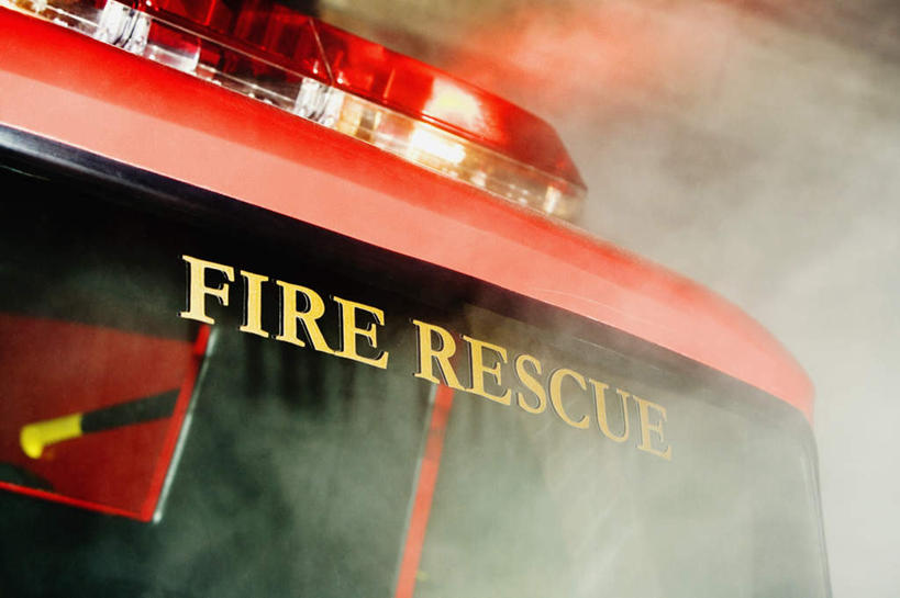 无人,横图,室外,白天,正面,安全,汽车,救火车,朦胧,模糊,英文,标志,文字,字符,字母,标识,车,红色,交通工具,烟,英文字母,消防,载具,灭火,消防车,彩图,灭火车