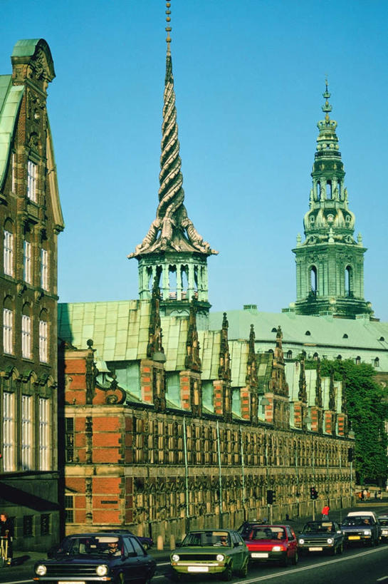 无人,高楼大厦,竖图,室外,白天,正面,度假,美景,城市风光,城市,大厦,道路,建筑,剧院,路,摩天大楼,公路,汽车,丹麦,欧洲,阴影,光线,影子,景观,交通,首都,娱乐,车,蓝色,蓝天,天空,阳光,楼宇,交通工具,轿车,天,享受,休闲,景色,放松,晴朗,载具,北欧,万里无云,丹麦王国,哥本哈根歌剧院,哥本哈根,西兰岛,晴空,晴空万里,马路,彩图,大楼,高层建筑,高楼,剧场,摩天楼