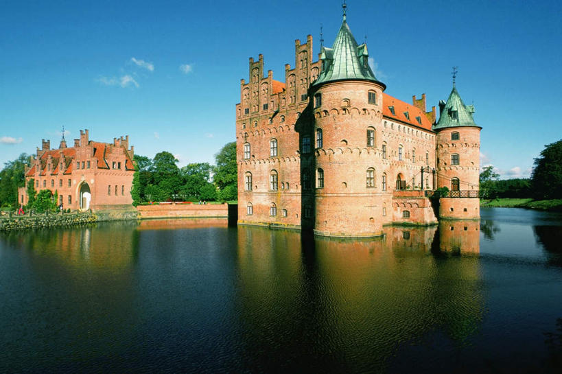 无人,横图,室外,白天,正面,旅游,度假,河流,水,植物,标志建筑,地标,建筑,丹麦,欧洲,阴影,光线,影子,堡垒,城堡,河水,水流,云,云朵,桥,云彩,娱乐,建设,树,树木,蓝色,绿色,白云,倒影,蓝天,天空,阳光,自然,天,享受,休闲,旅游胜地,放松,吊桥,生长,晴朗,成长,人行桥,悬索桥,倒映,要塞,北欧,吊杆,丹麦王国,非英岛,伊埃斯科城堡,反照,锚锭,悬索,设防,晴空,彩图