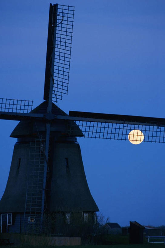 无人,竖图,室外,夜晚,仰视,旅游,度假,灌溉,美景,风车,欧洲,荷兰,环保,景观,月亮,月光,背光,娱乐,蓝色,蓝天,天空,自然,天,享受,休闲,景色,放松,能源,晴朗,明亮,回收,资源,浇灌,荷兰风车,西欧,自然风光,逆光,利用,低碳,循环,万里无云,磨坊,皎洁,荷兰王国,尼德兰王国,持续,晴空,晴空万里,彩图,低角度拍摄