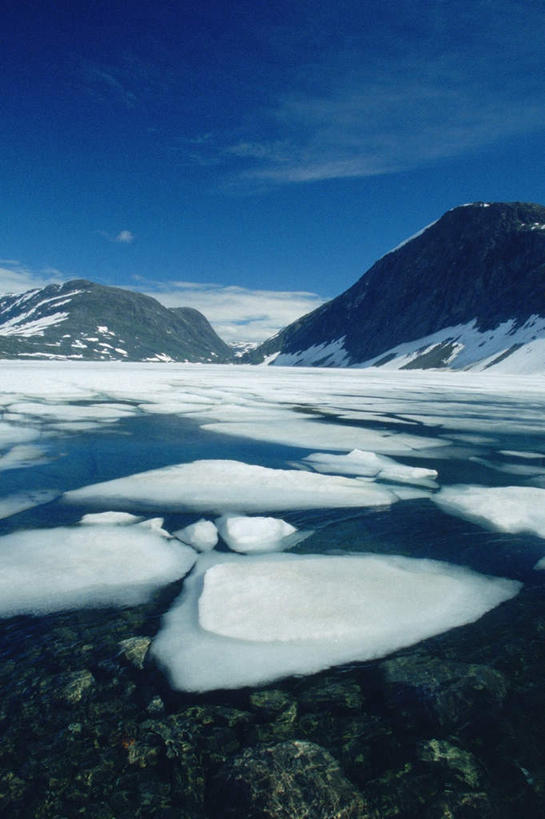 无人,竖图,室外,白天,正面,旅游,度假,海浪,海洋,石头,美景,山,雪,雪山,大雪,挪威,欧洲,阴影,光线,石子,影子,冰,积雪,景观,浪花,山顶,山峰,雪景,云,云朵,冬季,冬天,山峦,云彩,娱乐,蓝色,白云,蓝天,天空,阳光,自然,海水,天,享受,休闲,景色,放松,寒冷,晴朗,冰冷,斯堪的纳维亚,自然风光,北欧,斯堪的那维亚,斯堪的那维亚半岛,斯堪的纳维亚半岛,海景,沉积岩,严寒,冰凉,酷寒,凛冽,凛凛,极冷,挪威王国,颠峰,极峰,默勒.鲁姆斯达尔,默勒.鲁姆斯达尔郡,水成岩,大海,风浪,海,海水的波动,近岸浪,石块,岩石,涌浪,晴空,彩图