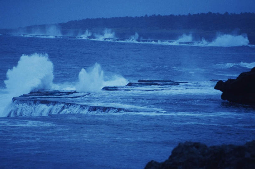 无人,横图,室外,白天,正面,旅游,度假,海浪,海洋,石头,美景,沙滩,山,山脉,汤加,阴影,飞溅,溅,光线,沙子,石子,液体,影子,海岸,海面,景观,浪花,山顶,山峰,水滴,沙地,山峦,娱乐,水珠,蓝色,蓝天,天空,阳光,自然,海水,群山,天,享受,休闲,景色,放松,晴朗,涨潮,碰撞,喷洒,自然风光,大洋洲,海景,海潮,沉积岩,万里无云,颠峰,极峰,潮水,潮汐,落潮,汤加王国,友爱群岛,水成岩,大海,风浪,海,海水的波动,海滩,近岸浪,石块,岩石,涌浪,晴空,晴空万里,彩图