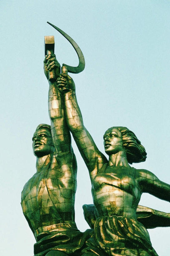 西方人,无人,两个人,站,举,竖图,室外,白天,仰视,旅游,度假,标志建筑,地标,建筑,金属制品,雕塑,欧洲,俄罗斯,欧洲人,亚洲,敲打,握,阴影,艺术,装饰,光线,金属,锤子,雕刻,雕像,工具,榔头,影子,首都,拿,拿着,注视,娱乐,建设,裸露,蓝色,蓝天,天空,阳光,工艺品,天,观察,看,托,站着,享受,休闲,旅游胜地,放松,握着,晴朗,观看,纪念,美术,五金,察看,变形,紧固,关注,矫正,主题,裸,塑形,陈列,镰刀,农具,莫斯科,万里无云,功能,美学,牢固,俄联邦,俄罗斯联邦,莫斯科州,五海之港,耕具,割刀,男人,男性,年轻男性,年轻女性,女人,女性,白种人,晴空,晴空万里,举起,举手,举着,向上举,向上伸,向上托,站立,半身,彩图,低角度拍摄