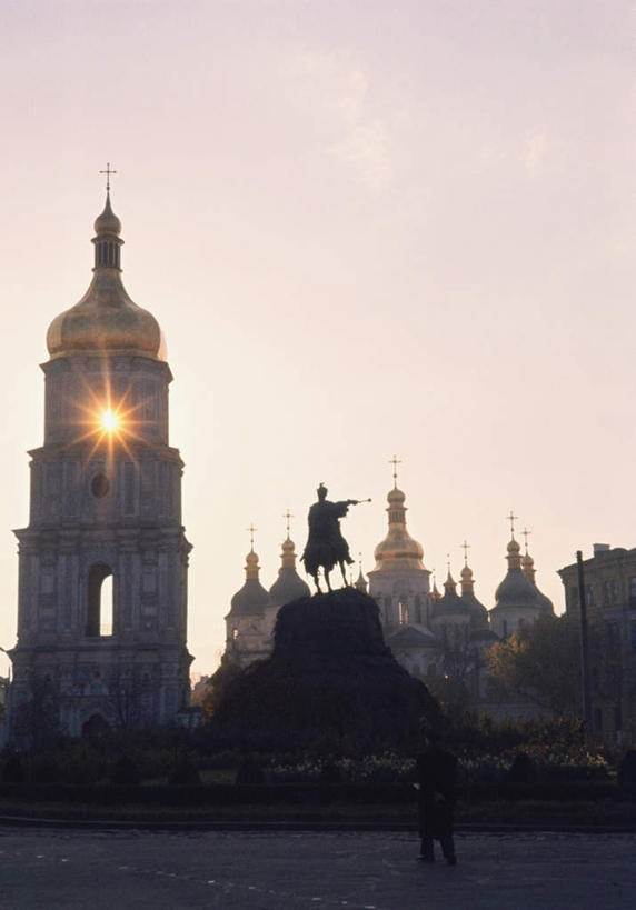 西方人,一个人,教堂,站,竖图,室外,白天,仰视,旅游,度假,标志建筑,地标,建筑,雕塑,欧洲,乌克兰,欧洲人,仅一个男性,仅一个人,行人,游客,游人,阴影,服装,节日,艺术,装饰,光线,雕刻,雕像,影子,首都,背光,注视,休闲装,文化,娱乐,建设,路人,旅客,仅一个年轻男性,衣服,蓝色,蓝天,天空,阳光,工艺品,天,观察,看,祈祷,站着,享受,休闲,健康,休闲服,旅游胜地,放松,许愿,宗教,服饰,信仰,晴朗,观看,纪念,祈求,美术,察看,基督教,关注,天主教,主题,逆光,陈列,信念,东欧,万里无云,索菲亚大教堂,基辅,功能,美学,乌克兰共和国,过客,平安,男人,男性,年轻男性,白种人,晴空,晴空万里,站立,彩图,低角度拍摄,全身,大教堂,礼拜堂,圣索菲亚大教堂