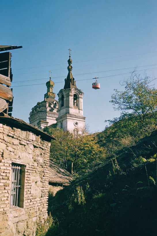 无人,教堂,竖图,室外,白天,仰视,旅游,度假,植物,标志建筑,地标,建筑,格鲁吉亚,亚洲,阴影,节日,光线,影子,首都,文化,娱乐,建设,缆车,树,树木,蓝色,绿色,蓝天,天空,阳光,自然,交通工具,天,祈祷,享受,休闲,健康,旅游胜地,放松,许愿,宗教,信仰,生长,晴朗,成长,纪念,祈求,基督教,天主教,西亚,信念,索道,万里无云,第比利斯,缆索铁路,平安,晴空,晴空万里,彩图,低角度拍摄,大教堂,礼拜堂