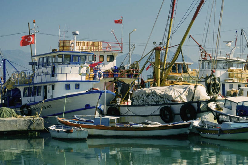 帆船,无人,横图,室外,白天,正面,度假,海浪,海洋,美景,城市风光,城市,船,旗帜,国旗,土耳其,亚洲,阴影,光线,影子,景观,浪花,娱乐,蓝色,倒影,蓝天,天空,阳光,海水,交通工具,天,享受,休闲,景色,放松,晴朗,倒映,载具,西亚,海景,万里无云,土耳其国旗,反照,安塔利亚省,旗,大海,风浪,海,海水的波动,近岸浪,涌浪,晴空,晴空万里,彩图,土耳其共和国