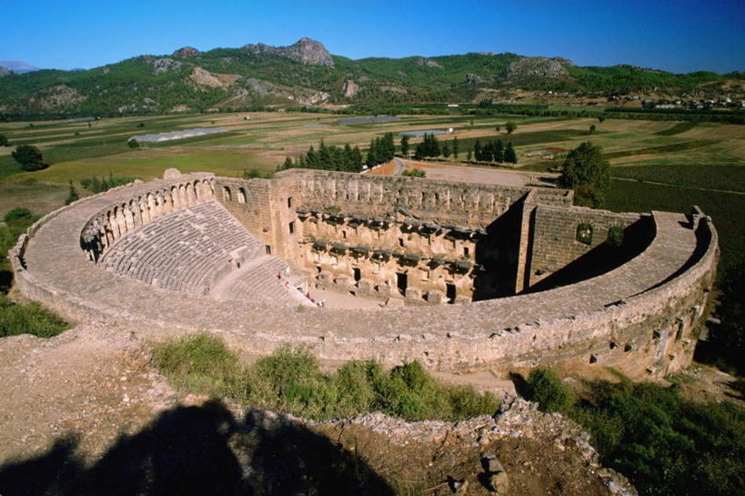 无人,横图,俯视,室外,白天,旅游,度假,草地,草坪,石头,名胜古迹,山,山脉,植物,标志建筑,地标,建筑,剧院,土耳其,亚洲,阴影,遗迹,光线,石子,影子,山顶,山峰,山峦,古迹,文物,娱乐,建设,古建筑,废墟,草,树,树木,蓝色,绿色,蓝天,天空,阳光,自然,群山,天,享受,休闲,旅游胜地,放松,生长,晴朗,成长,西亚,古文明,沉积岩,万里无云,安纳托利亚,小亚细亚,颠峰,极峰,水成岩,石块,岩石,晴空,晴空万里,彩图,高角度拍摄,剧场,阿斯班度古城,土耳其共和国