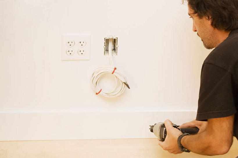 西方人,一个人,机修工,站,横图,室内,白天,金属制品,欧洲,欧洲人,仅一个男性,仅一个人,仅一个中年男性,握,服装,时间,电力,金属,电器,电线,工具,时钟,手表,线,墙,插座,电能,拿,计时,线路,拿着,休闲装,墙壁,墙面,工人,背面,衣服,钟表,站着,休闲,休闲服,表,握着,服饰,电,电源,电源线,腕表,家用电器,能量,插线板,拖线板,手摇钻,钻孔,电源转换器,排插,手钻,男人,男性,中年男性,白种人,机械师,机修工人,钟,站立,半身,彩图