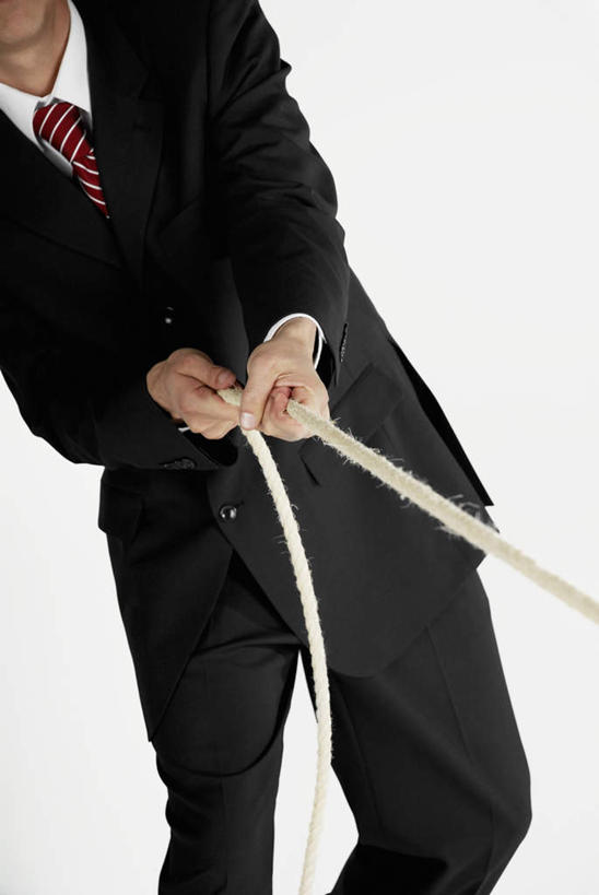 西方人,一个人,商务人士,商务男性,站,竖图,室内,白天,白色背景,正面,衬衫,锻炼,运动,拔河,欧洲,欧洲人,仅一个男性,仅一个人,握,阴影,套装,反射,影子,领带,速度,娱乐,仅一个年轻男性,绳子,站着,力量,平衡,握着,摄影,影棚,技巧,绳索,协调,象征,庄重,商务装,身份,灵敏,工薪阶层,柔韧,趣味,耐力,抗争,正式,地位,体育,男人,男性,年轻男性,白种人,白领,上班族,站立,半身,彩图,影棚拍摄,衬衣,健身,拍摄