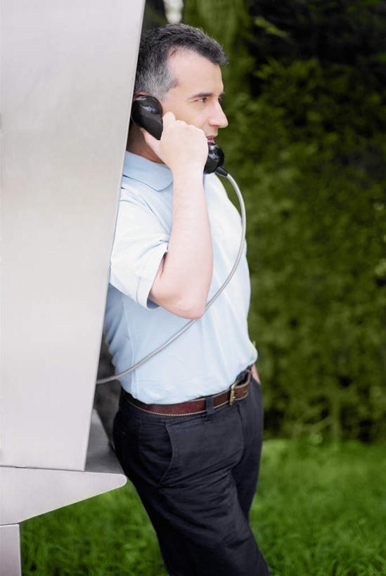 西方人,一个人,站,打电话,竖图,室外,白天,侧面,草地,草坪,植物,电话,欧洲,欧洲人,仅一个男性,仅一个人,仅一个中年男性,握,服装,朦胧,模糊,拿,听,拿着,注视,休闲装,通讯设备,电话亭,草,树,树木,衣服,绿色,自然,话筒,观察,看,站着,休闲,休闲服,电话线,便捷,服务,握着,服饰,生长,成长,观看,公用电话,察看,公共设施,固定电话,关注,交流,男人,男性,中年男性,白种人,电话机,沟通,通话,站立,半身,彩图