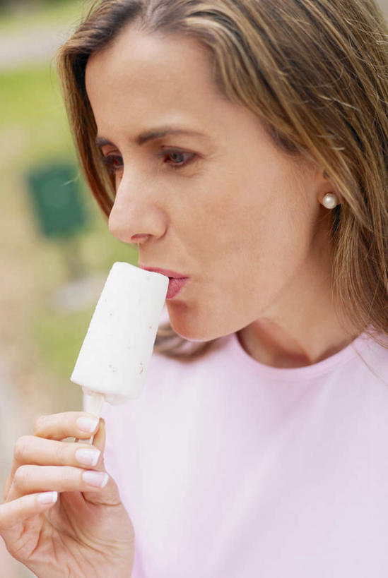 西方人,脸,头,脸颊,手,一个人,站,吃,竖图,室外,特写,白天,正面,草地,草坪,植物,欧洲,欧洲人,仅一个女性,仅一个人,握,阴影,服装,朦胧,模糊,反射,影子,清凉,拿,拿着,注视,休闲装,棒冰,冰棍,肩膀,装饰品,草,衣服,绿色,耳环,饰品,首饰,冷饮,观察,看,站着,仅一个中年女性,休闲,舒服,手部,休闲服,握着,服饰,观看,单手,解暑,察看,冰棒,关注,解渴,舒爽,消暑,耳饰,冰条,女人,女性,中年女性,白种人,头部,脸部,脸蛋,面部,嚼,食,站立,半身,彩图