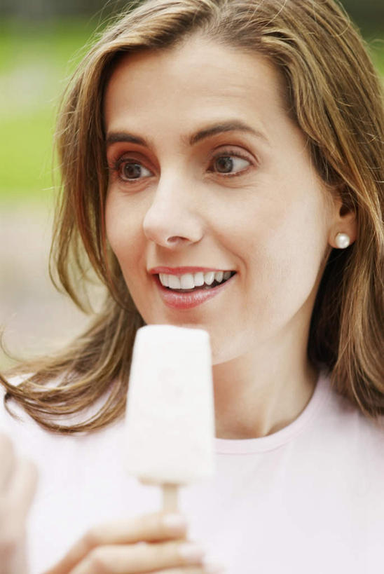 西方人,脸,头,脸颊,手,一个人,站,笑,微笑,露齿笑,竖图,室外,特写,白天,正面,草地,草坪,植物,欧洲,欧洲人,仅一个女性,仅一个人,握,阴影,服装,朦胧,模糊,反射,影子,清凉,拿,拿着,注视,休闲装,棒冰,冰棍,肩膀,装饰品,草,衣服,绿色,耳环,饰品,首饰,冷饮,观察,看,站着,仅一个中年女性,休闲,舒服,手部,休闲服,握着,服饰,观看,单手,解暑,察看,冰棒,关注,解渴,舒爽,消暑,耳饰,冰条,女人,女性,中年女性,白种人,头部,脸部,脸蛋,面部,站立,半身,彩图